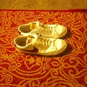 Nike blazers low white and maroon